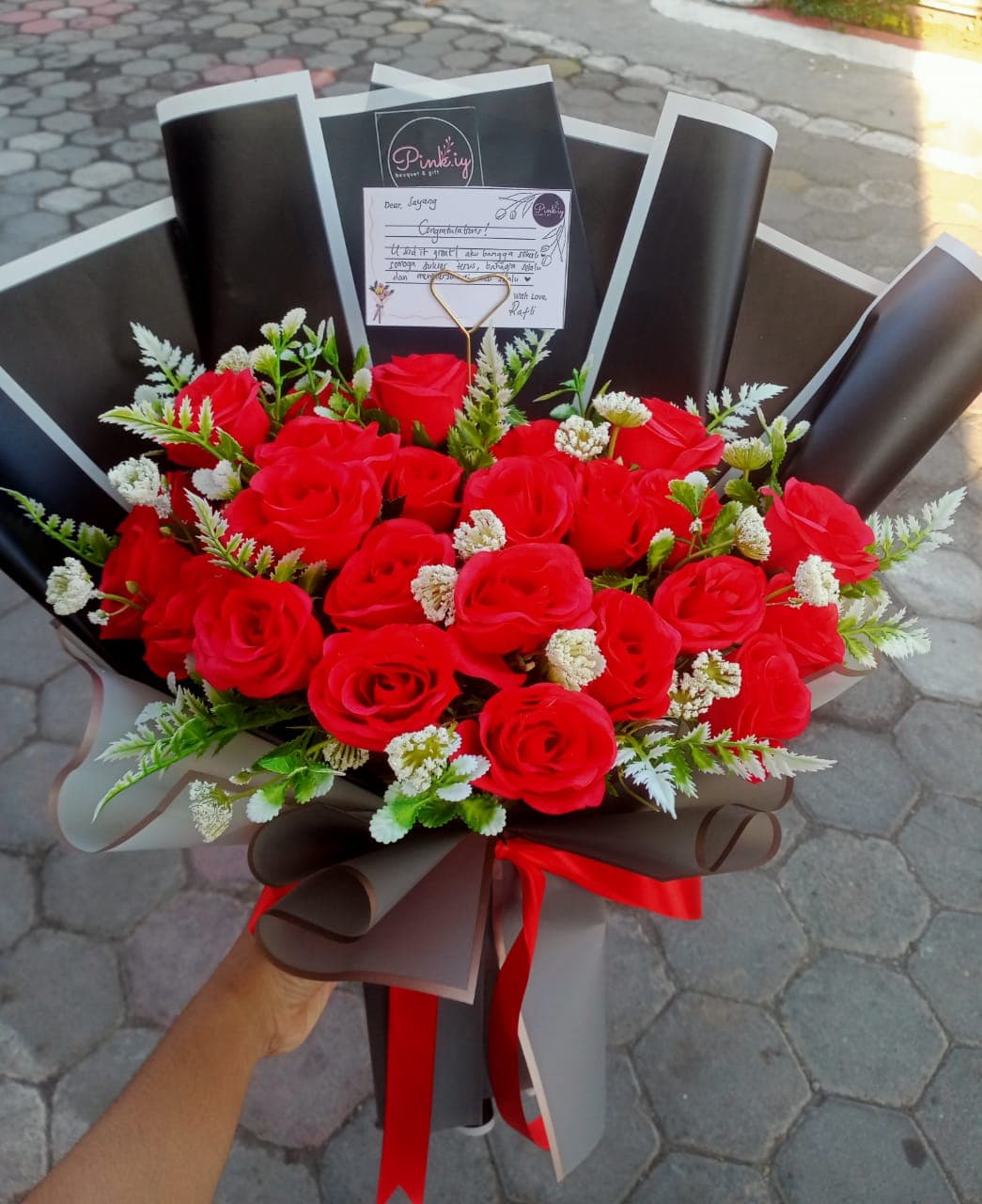 Foto sampul untuk produk Artificial Flower Bouquet "Black and Red 🖤❤️"