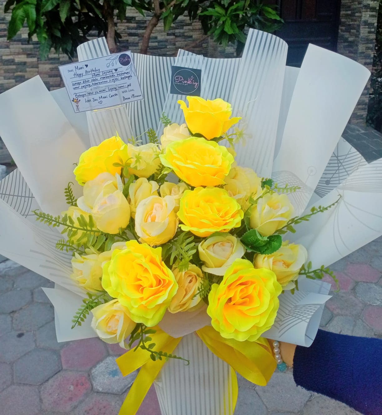 Foto sampul untuk produk Artificial Flower Bouquet "Yellow Roses💛🌹"